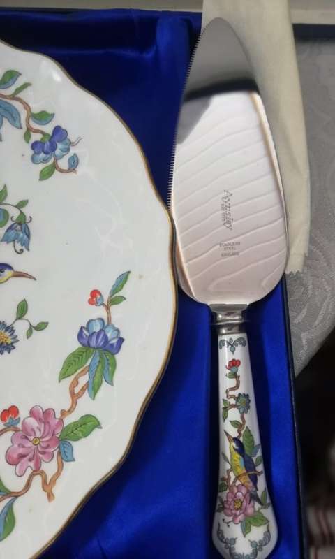 Boxed `Aynsley` fine bone China trinket dish and Boxed `Aynsley` cake plate and matching cake lifter