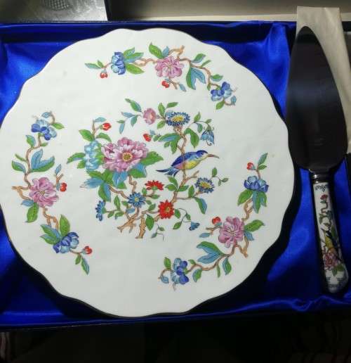 Boxed `Aynsley` fine bone China trinket dish and Boxed `Aynsley` cake plate and matching cake lifter