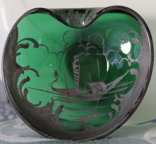 GREEN ART PIN (?) DISH 8.2 cm x 7.3 cm x 2.5 cm