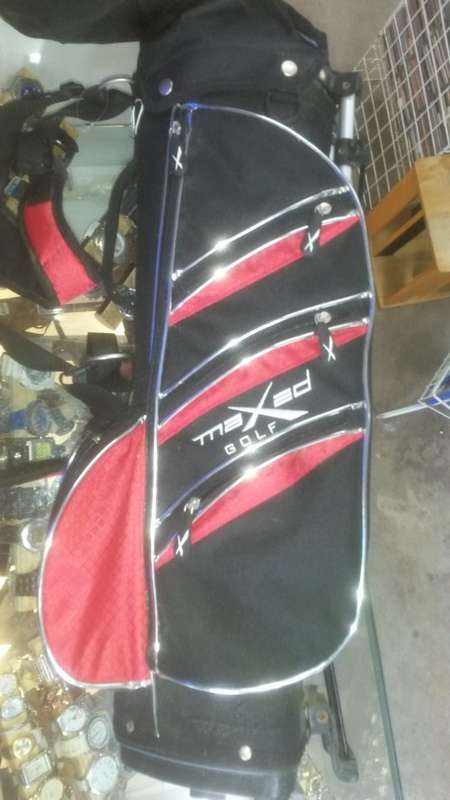 JUNIOR MAXED GOLF CLUBS AND CART