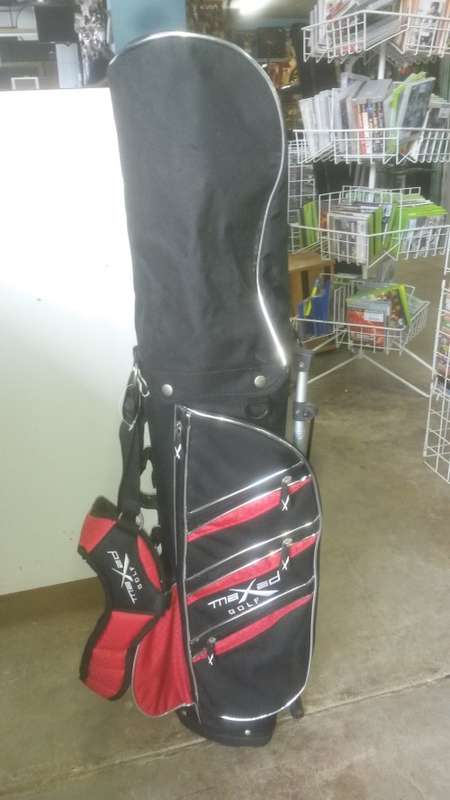 JUNIOR MAXED GOLF CLUBS AND CART