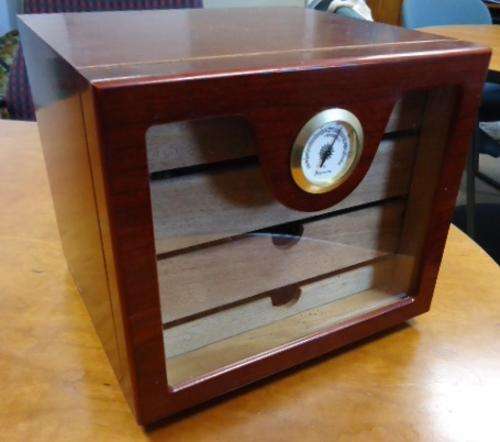 Wooden Cigar Humidore with Hygrometer- Mint Condition - Takes up to 7 different types of Cigars
