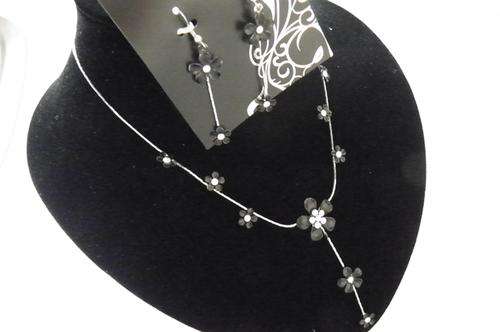 BLACK FLOWER DETAIL NECKLACE & EARRING SET