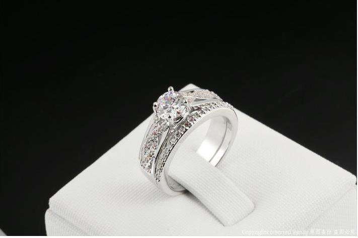 18K WHITE GOLD PLATED WITH AUSTRIAN CRYSTAL RING SIZE 8