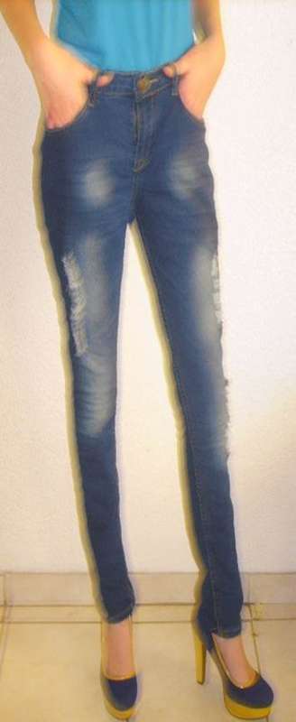 Destroyed blue jean. Size 34
