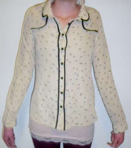 DARK CREAM TOP WITH BLACK MOTIVE. SIZE EXTRA SMALL