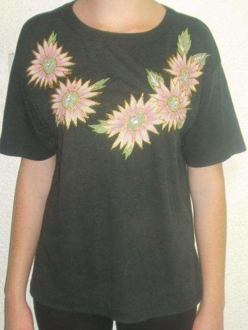APPLIQUED & SEQUENCED TOP. SAINT LOUU. SIZE L. CONDITION VERY GOOD