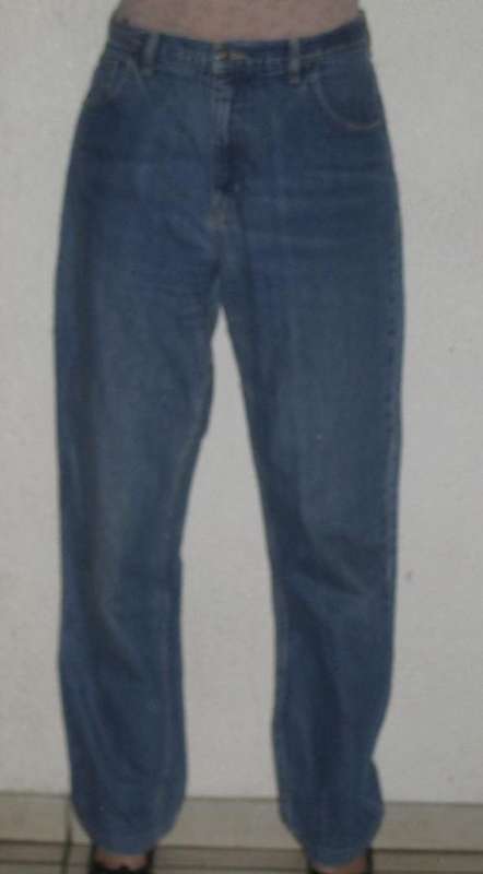 CLASSIC FIT JEANS. SIZE 36. AS NEW