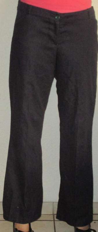 BLACK SKINNY STRETCH PANTS. SIZE 40. AS NEW