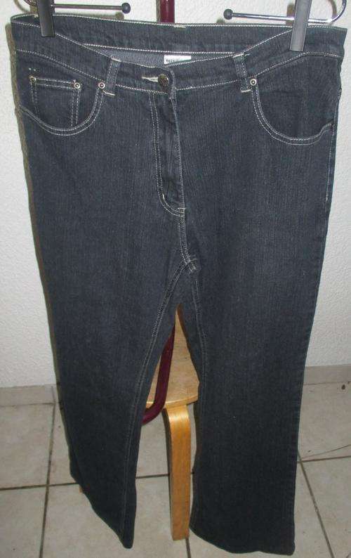 STRETCH STRAIGHT LEG JEAN. MILADYS SIZE 36. CONDITION VERY GOOD
