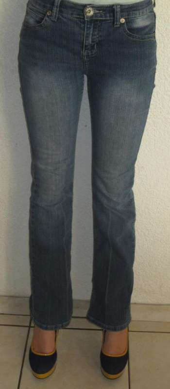 STRETCH BLUE JEAN. SIZE 36. CONDITION GOOD