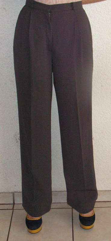 CHARCOAL GREEN CLASSIC FIT PANTS. DANIEL HECHTER. SIZE 34. AS NEW