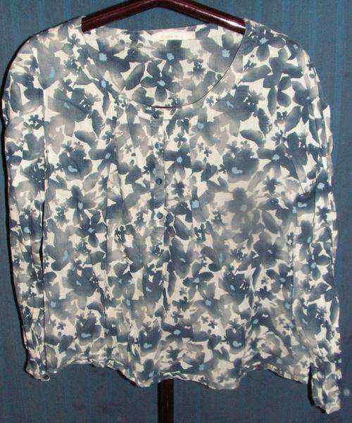 BLUE & WHITE TOP. STUDIO W. SIZE 14. CONDITION: VERY GOOD.