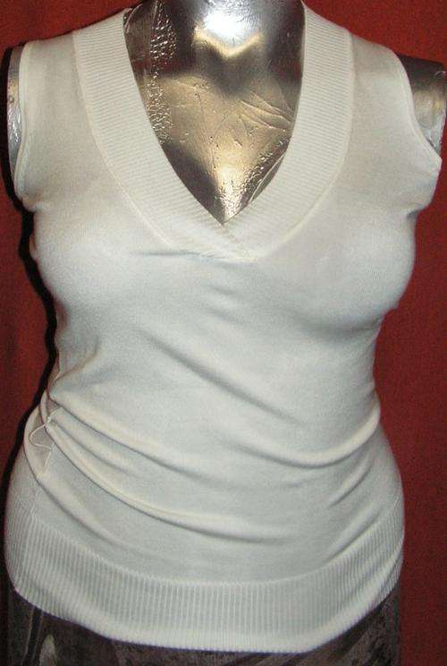 WHITE SLEEVELESS KNIT. SIZE SMALL. CONDITION: AS NEW