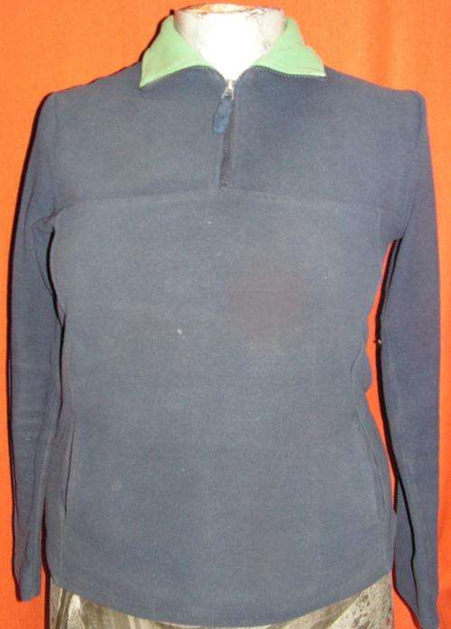 BLUE AND GREEN SWEAT SHIRT. SIZE SMALL.. CONDITION: VERY GOOD