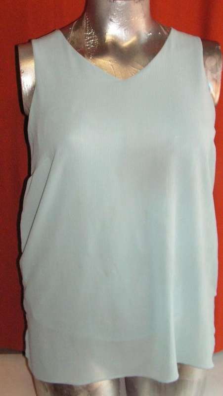 LIGHT BLUE SLEEVELESS TOP. SIZE 18. CONDITION: VERY GOOD