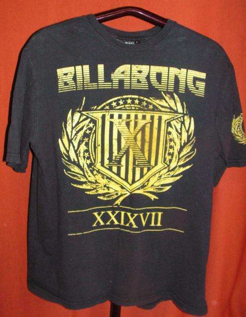BILLABONG PRINTED T. NAVY BLUE. SIZE LARGE. CONDITION: VERY GOOD