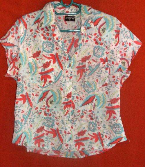 CASUAL FLORAL SHORT SLEEVE SHIRT. SIZE 36. CONDITION: VERY GOOD