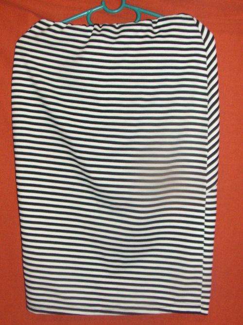 BLACK & WHITE SKIRT, ELASTICATED WAIST. SIZE 8. CONDITION: AS NEW