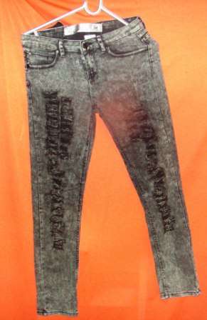 DESTROYED SKINNY LEG BLACK JEAN. RT. SIZE 34. CONDITION: AS NEW