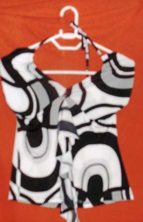 BLACK & WHTE STRAPPY HALTERNECK TOP. SIZE 10. CONDITION: VERY GOOD