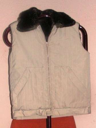 NO SLEEVE JACKET WITH FUR INSIDE (IMMITATION). SMALL AS NEW