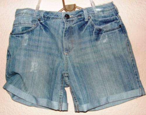 STRIPED BLUE DENIM SHORT IMAGE SIZE 38 CONDITION: VERY GOOD