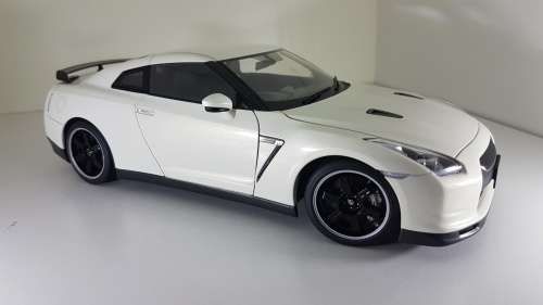 RARE AutoArt 1:18 Nissan R35 GTR SPEC V Pearl White