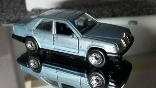 MATCHBOX MERCEDES BENZ 300E