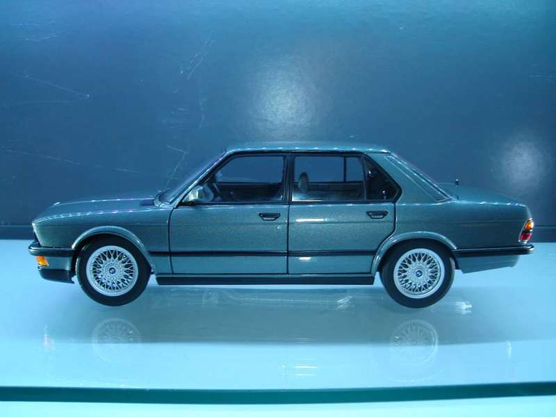 ULTRA Rare BMW M5 1987 with Option Shadow-Line, E28, by AutoArt , 1:18 Scale Diecast Model