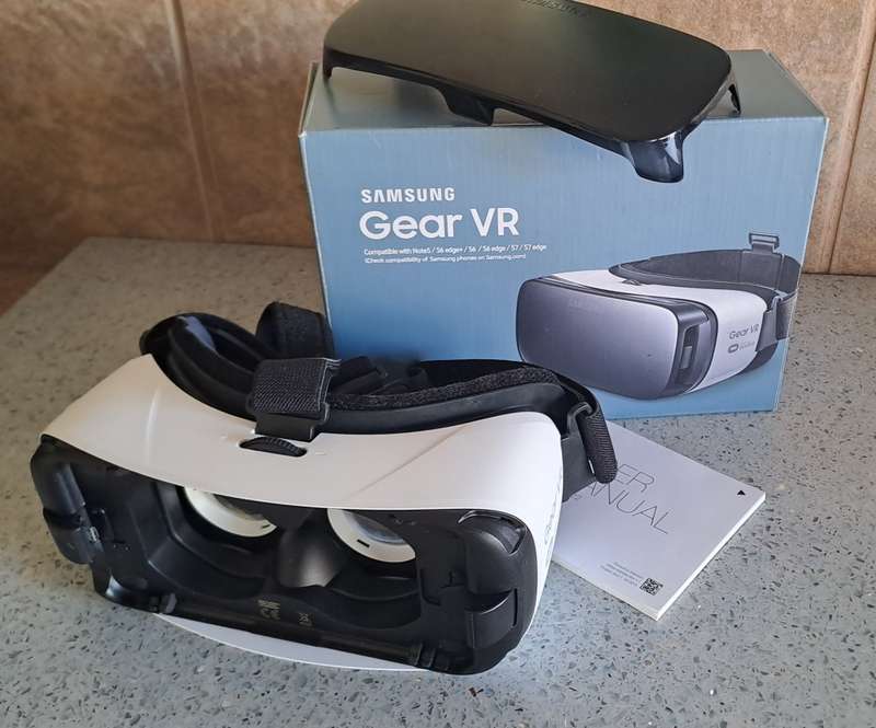 Samsung Gear VR (Compatible with Note5 / S6 edge+ / S6 / S6 edge / S7 / S7 edge)