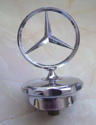Mercedes  Benz   W124  of  1986  Grille  Emblem