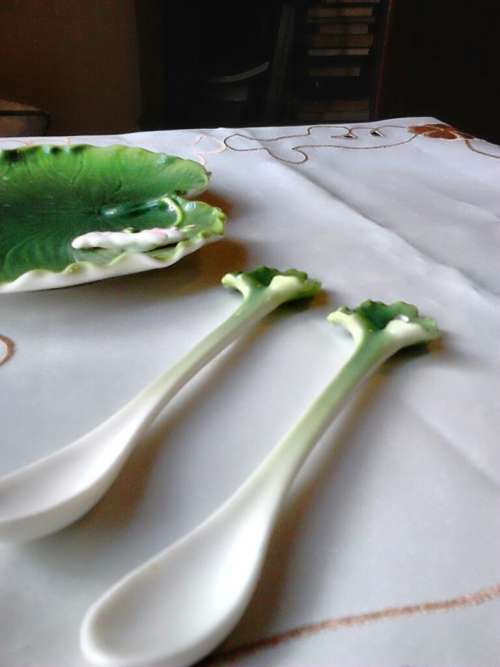 UNUSUAL 2 CUP TEA SET WITH TEAPOT & SPOONS