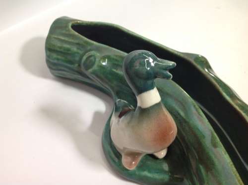 VINTAGE CERAMIC LUCIA WARE DUCK & LOG VASE LOT 28