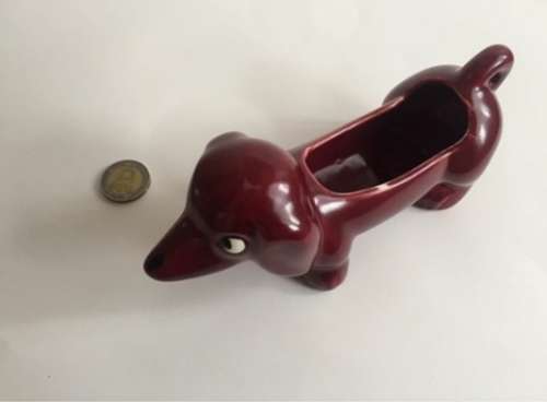 LOT 32: VINTAGE LUCIA SAUSAGE DOG VASE