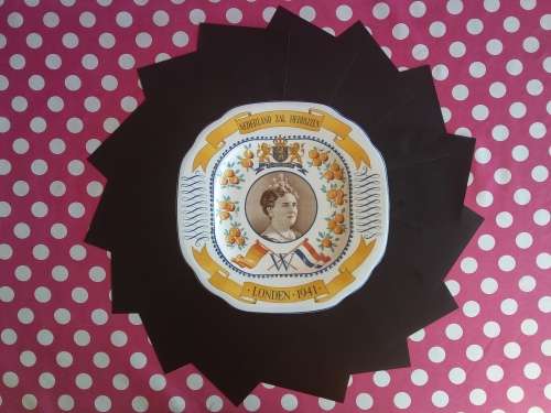50% OFF LOT 73: COMMEMORATIVE WALL PLATE FUNDRAISER FEATURING QUEEN WILHELMINA OF THE NETHERLANDS