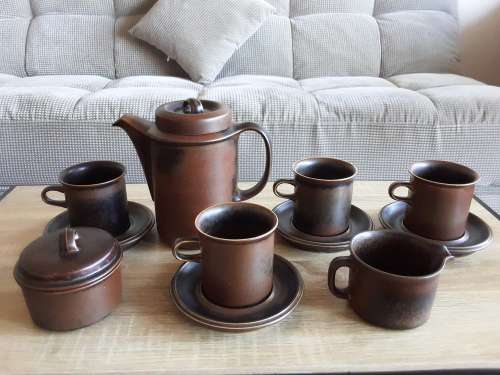 LOT 95: VINTAGE MID CENTURY ARABIA OF FINLAND 7 PIECE COFFEE SET
