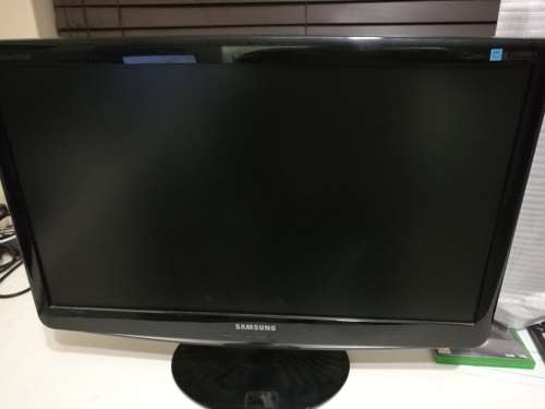 Samsung B2430H 24-Inch Widescreen LCD Monitor - Glossy Black