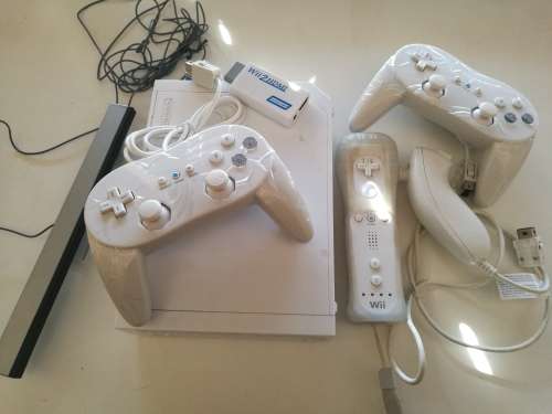 Nintendo Wii + Wiimote + Nunchuck + 2x Classic Controllers + Wii2HDMI adapter