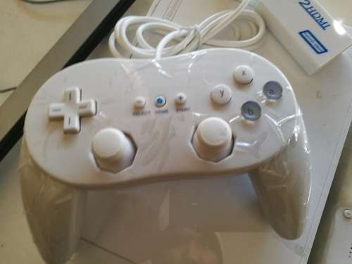 Nintendo Wii + Wiimote + Nunchuck + 2x Classic Controllers + Wii2HDMI adapter