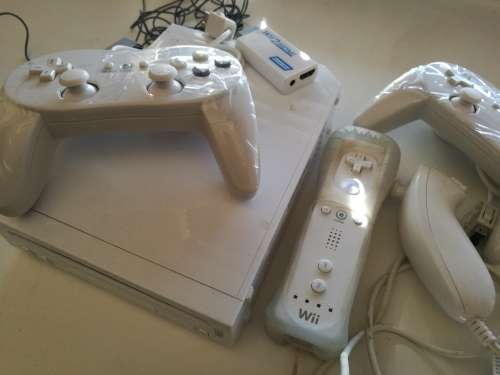 Nintendo Wii + Wiimote + Nunchuck + 2x Classic Controllers + Wii2HDMI adapter