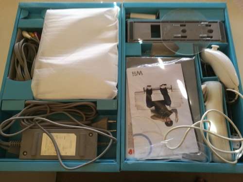 Nintendo Wii + Wiimote + Nunchuck + 2x Classic Controllers + Wii2HDMI adapter