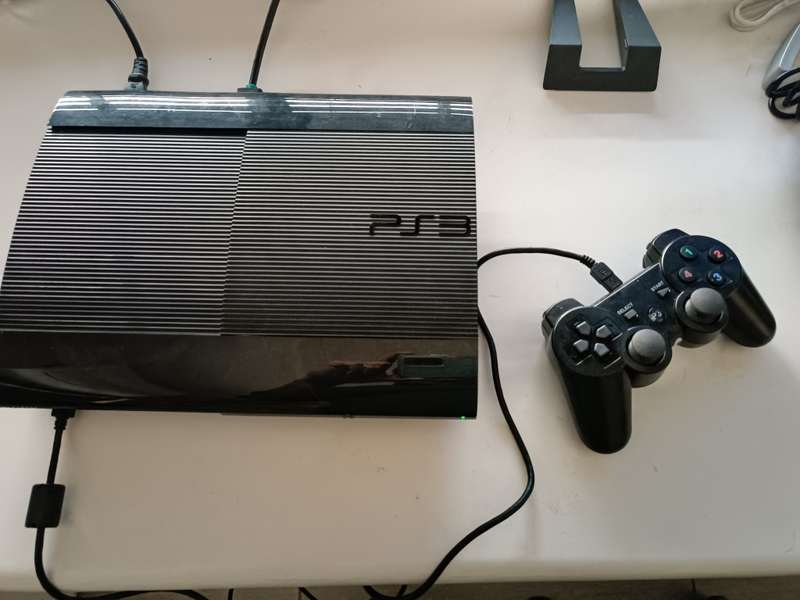 PlayStation 3 Super Slim 120GB + 5 Games