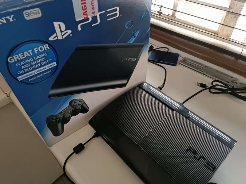 PlayStation 3 Super Slim 120GB + 5 Games