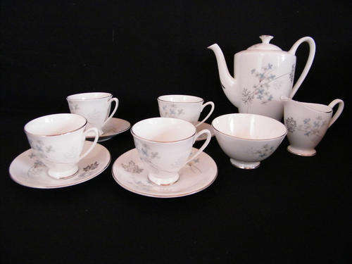 Royal Standard Coffee set - milk jug, tea pot & 4 x cup & saucer - free extras - as per photo