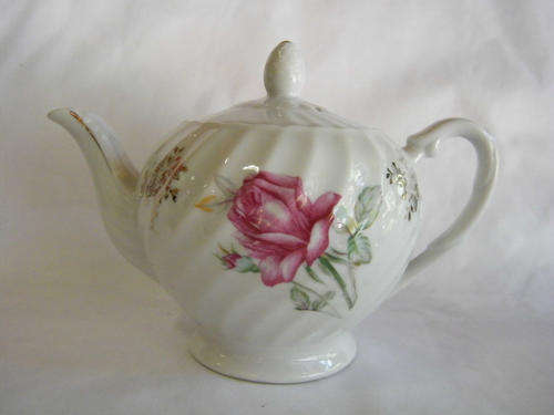 Flower pattern tea pot - as per photo
