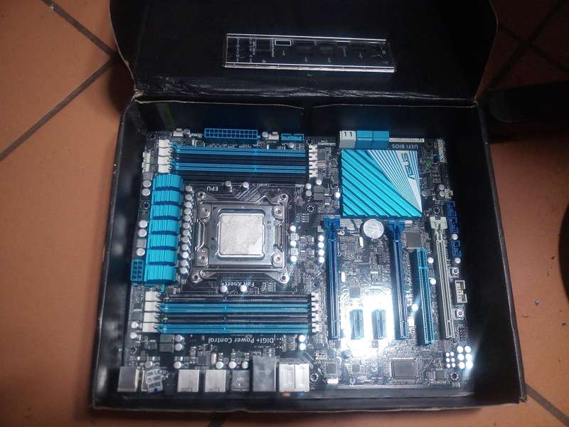 ASUS P9X79-LE Intel X79 LGA2011 SATA 6Gb/s USB 3.0 ATX Motherboard w/I/O Shield
