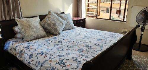 King Sleigh Bed + 2 Bed Side Cabinets (Excl. Mattress)