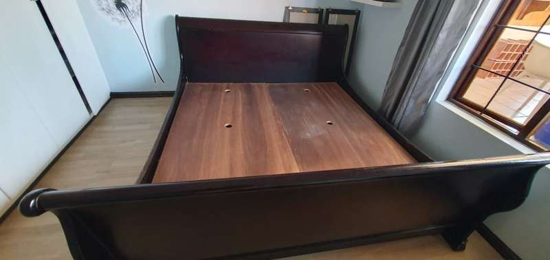 King Sized Sleigh Bed