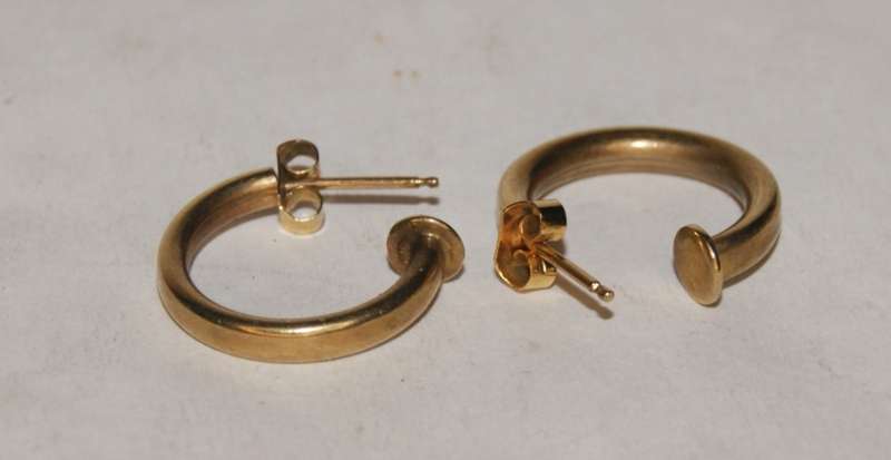 Pair of 9ct Gold Semi Hoop Earring with Butterflies (2.3g) @ CRAZY LOW R1 START